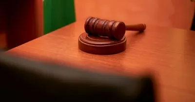 Съдийско чукче в съдебна зала, символ на правния контрол върху забавянията и отказите в Търговския регистър.